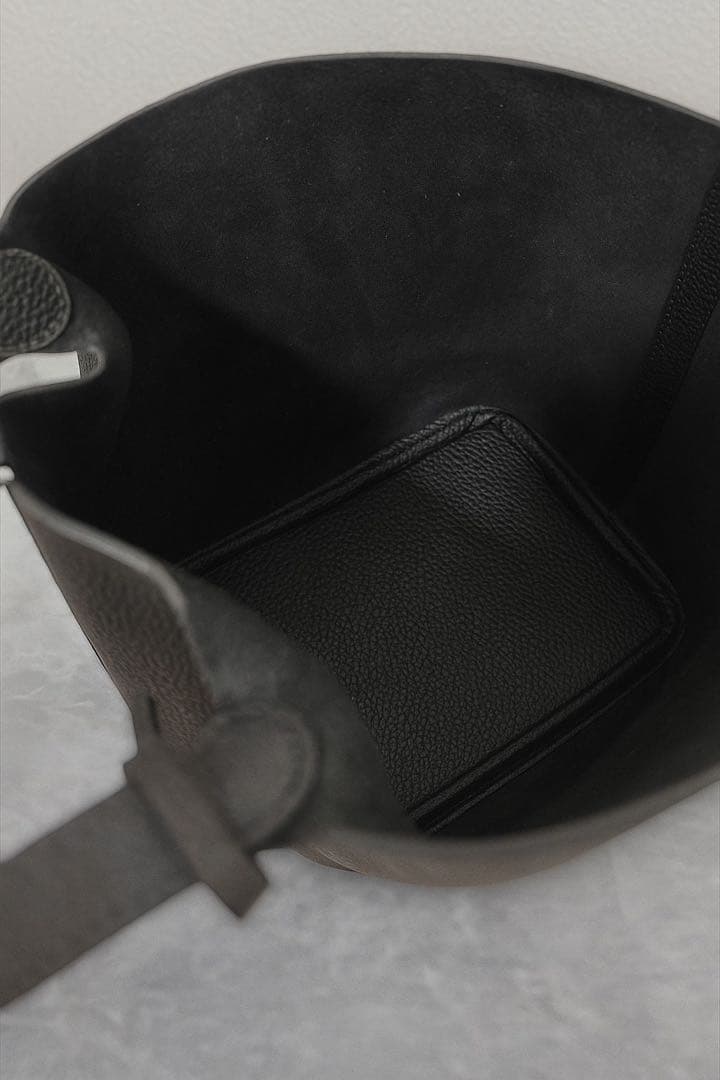 【ラスト1点】本革 高級 キューブバッグ バケツ型バッグ 黒