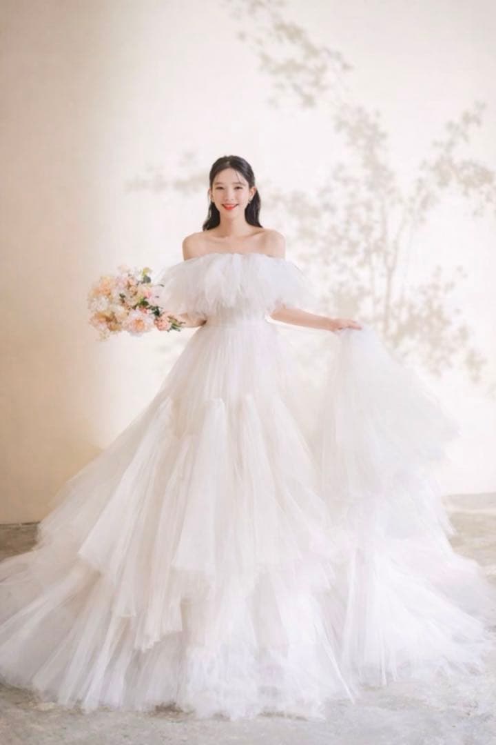 ホワイトオフショルダー　ウェディングドレス　ハツコエンドウruna風