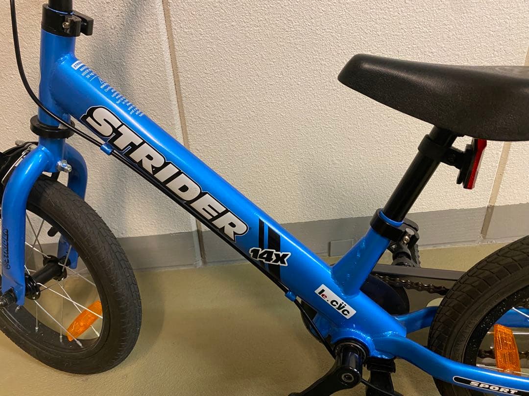 超美品⭐︎都内引渡し可能ストライダー 14x ブルー スタンド付き 14インチ