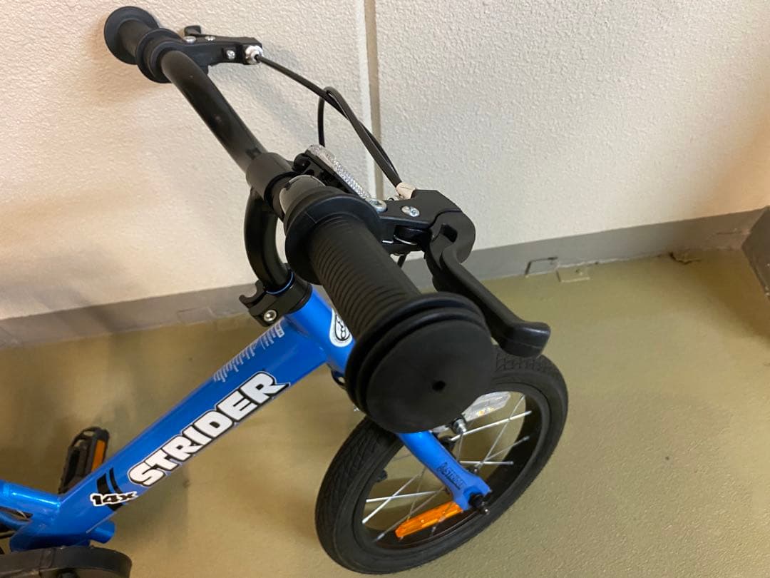 超美品⭐︎都内引渡し可能ストライダー 14x ブルー スタンド付き 14インチ