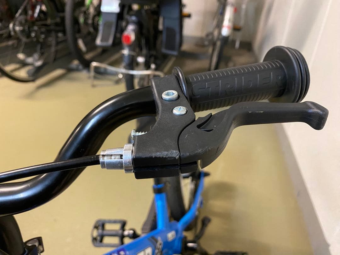 超美品⭐︎都内引渡し可能ストライダー 14x ブルー スタンド付き 14インチ