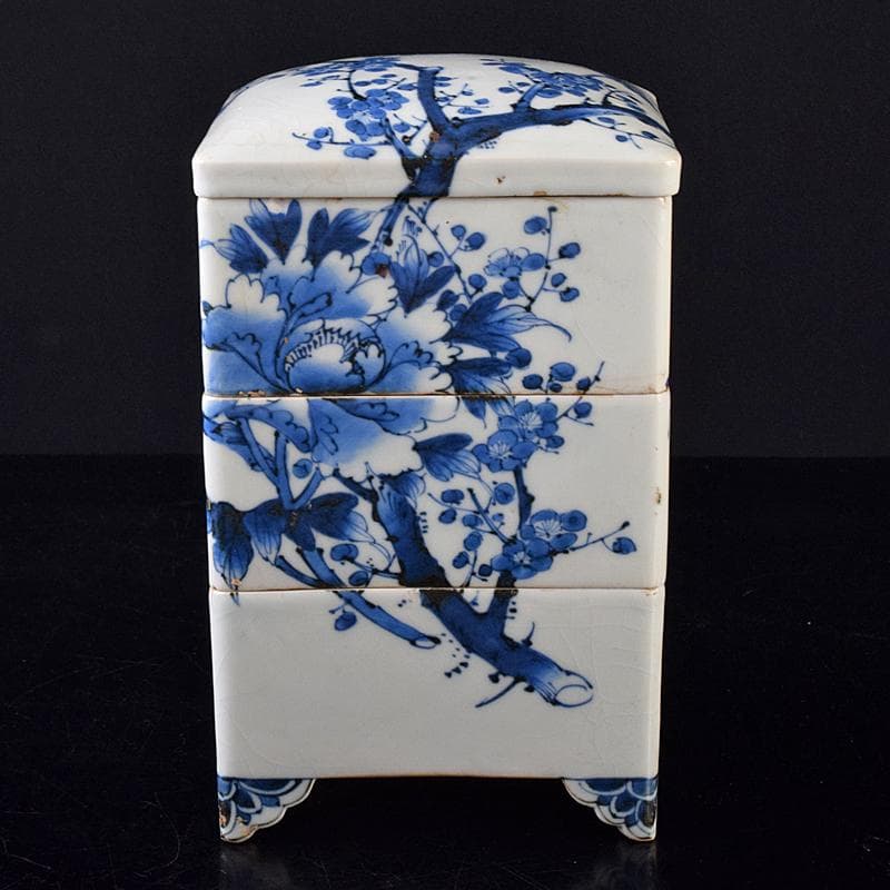 瀬戸焼　古瀬戸　染付　梅牡丹文　四方三段重箱　時代箱付　V　R8582