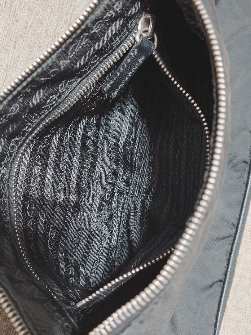 PRADA プラダ　ショルダーバッグ　三角プレート　 ビンテージ