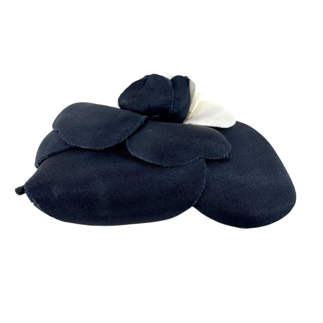 ■シャネル■カメリア■ブローチ■コサージュ■ホワイト×ネイビー系