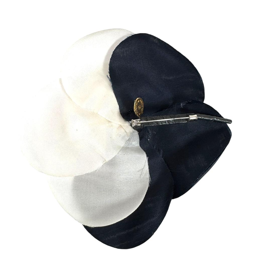 ■シャネル■カメリア■ブローチ■コサージュ■ホワイト×ネイビー系