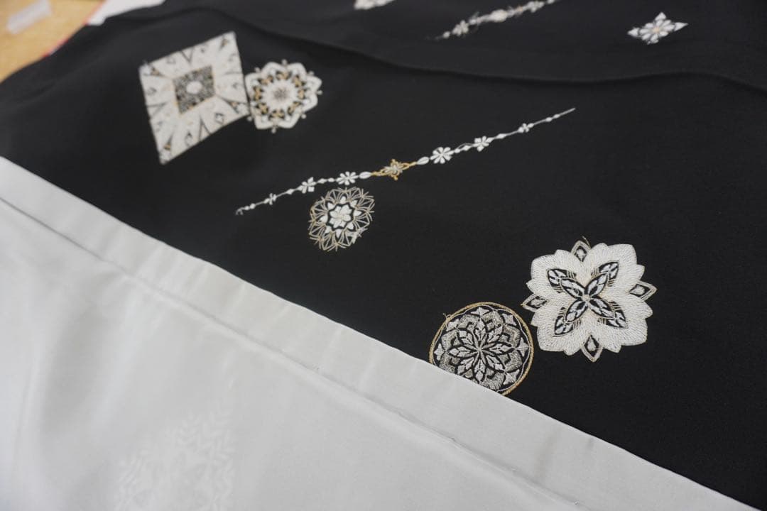 や*き様 白い花の刺繍　黒地付下げ 単衣仕立て