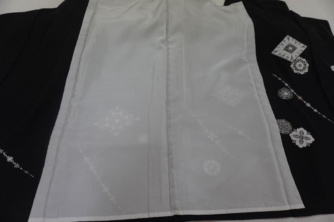 や*き様 白い花の刺繍　黒地付下げ 単衣仕立て