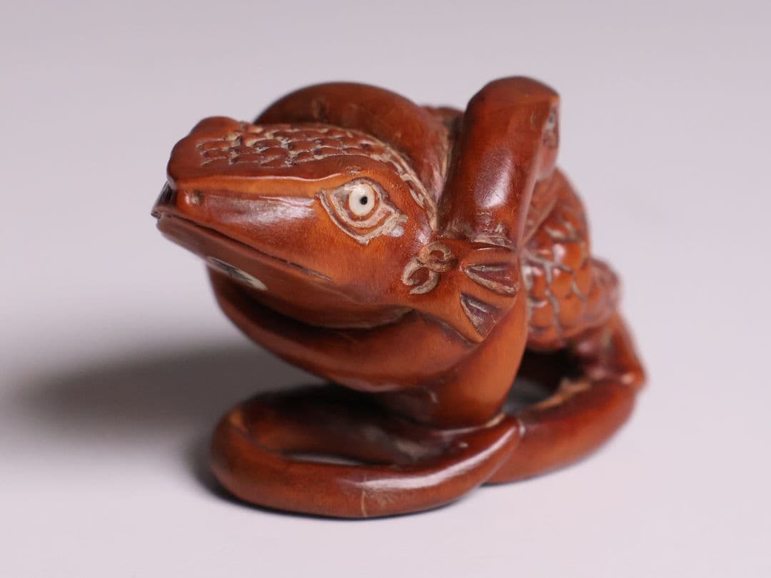 木製 提物 根付 玉石銘 蛙と蛇 彫刻 木彫【MA898】