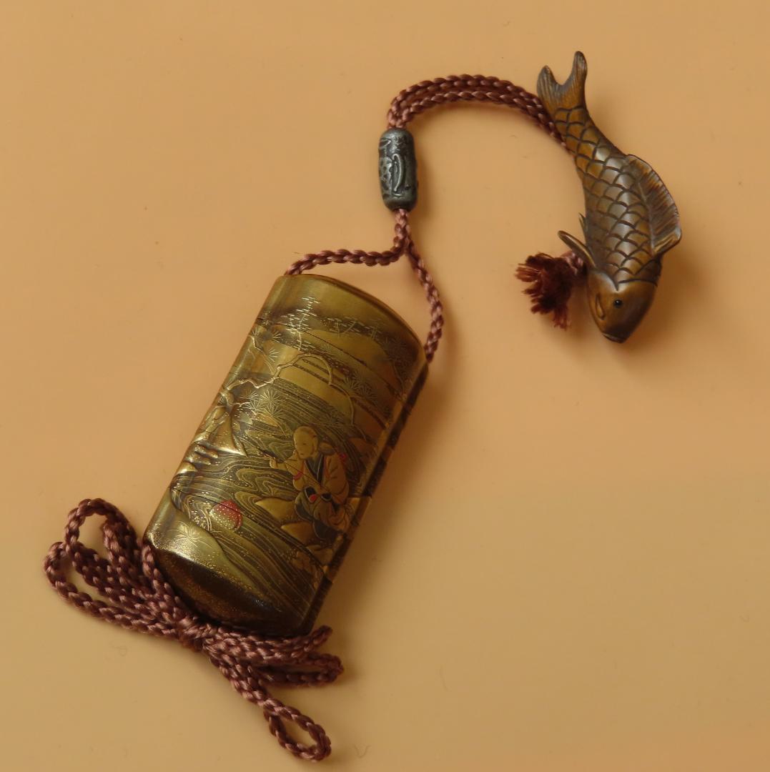 桃太郎の金蒔絵印籠　銘：松花斎（根付　鯉・魚）