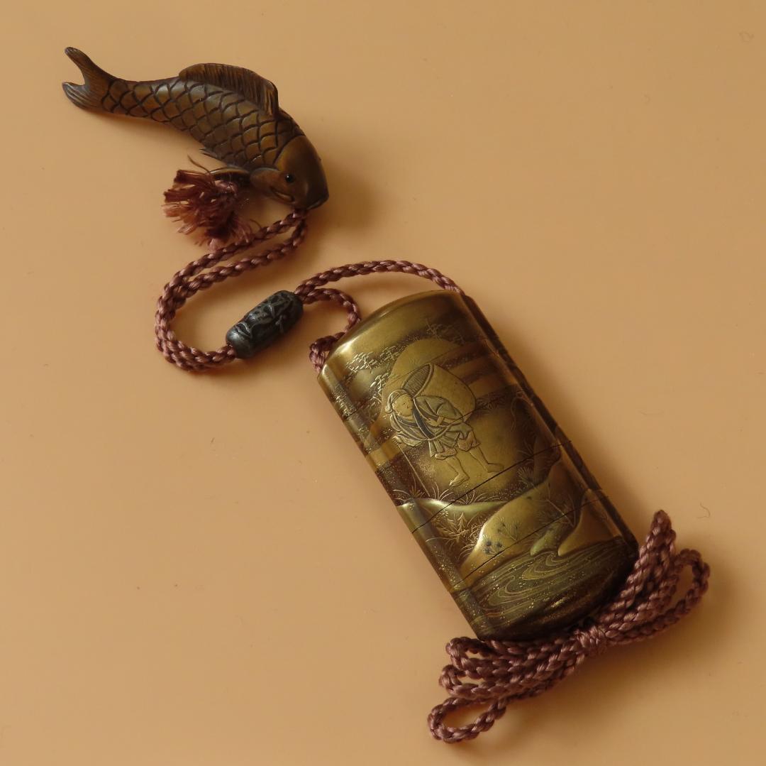 桃太郎の金蒔絵印籠　銘：松花斎（根付　鯉・魚）
