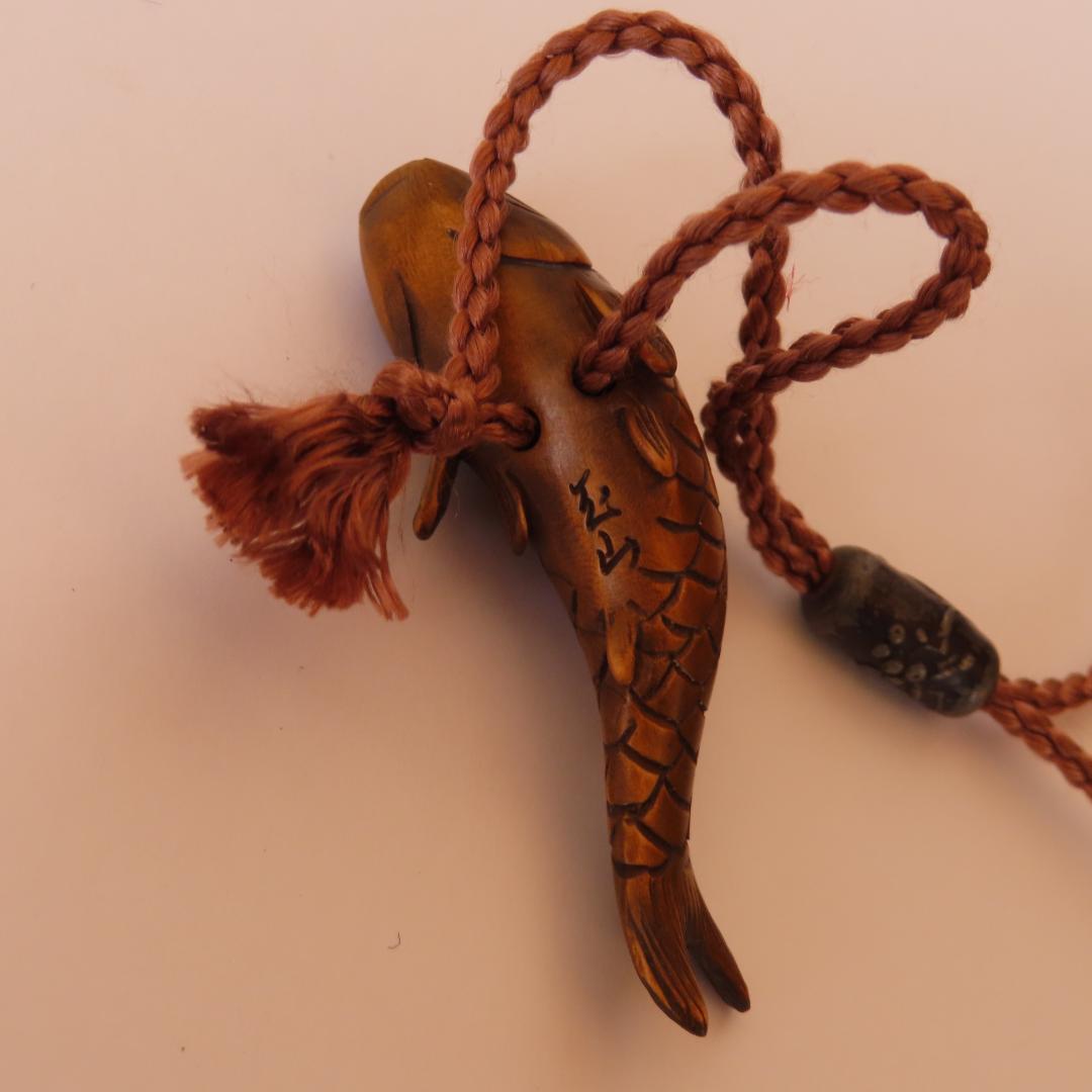 桃太郎の金蒔絵印籠　銘：松花斎（根付　鯉・魚）