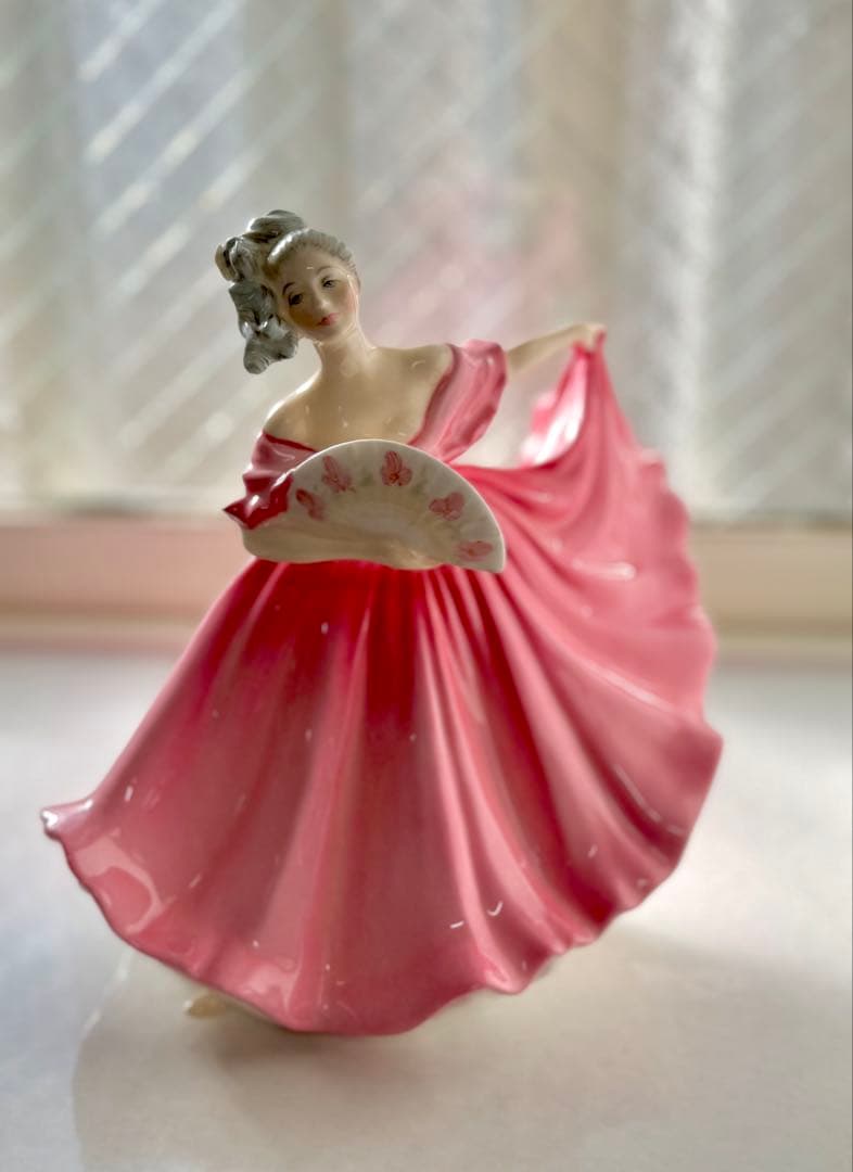 値下げ中　美品ロイヤルドルトンのフィギュリン