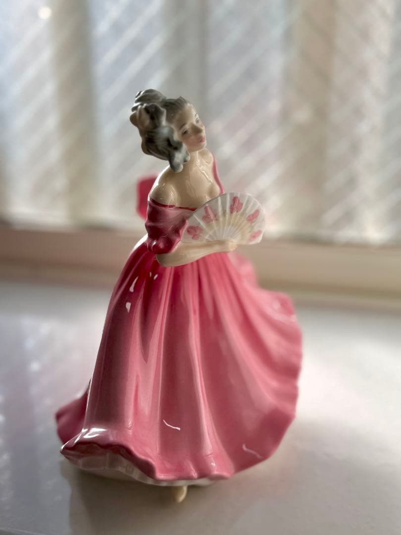 値下げ中　美品ロイヤルドルトンのフィギュリン
