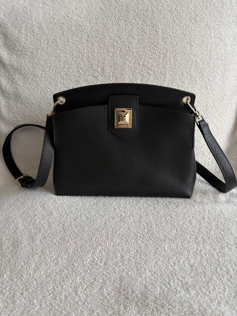 あ*き様 美品　FURLA ブラック ショルダーバッグ