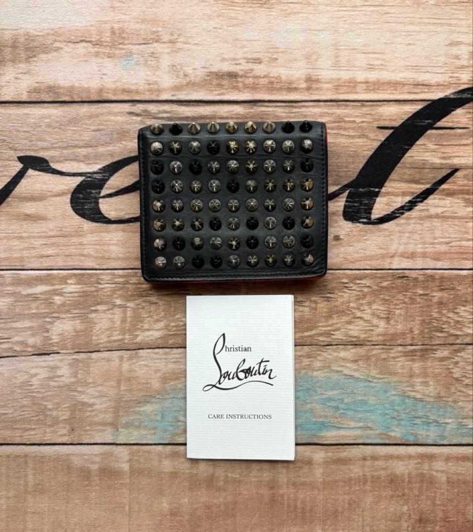 ✨人気✨　ルブタン スタッズ 二つ折り財布 黒 レッド