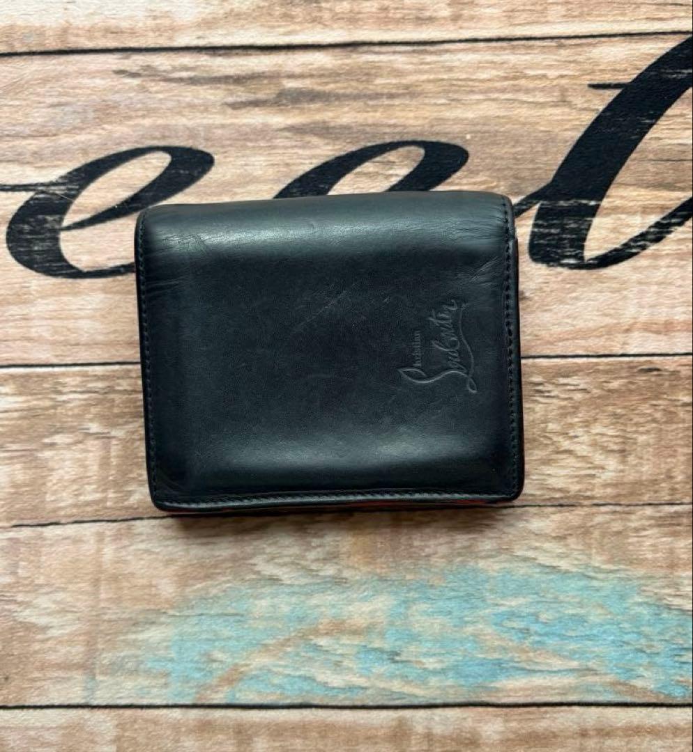 ✨人気✨　ルブタン スタッズ 二つ折り財布 黒 レッド