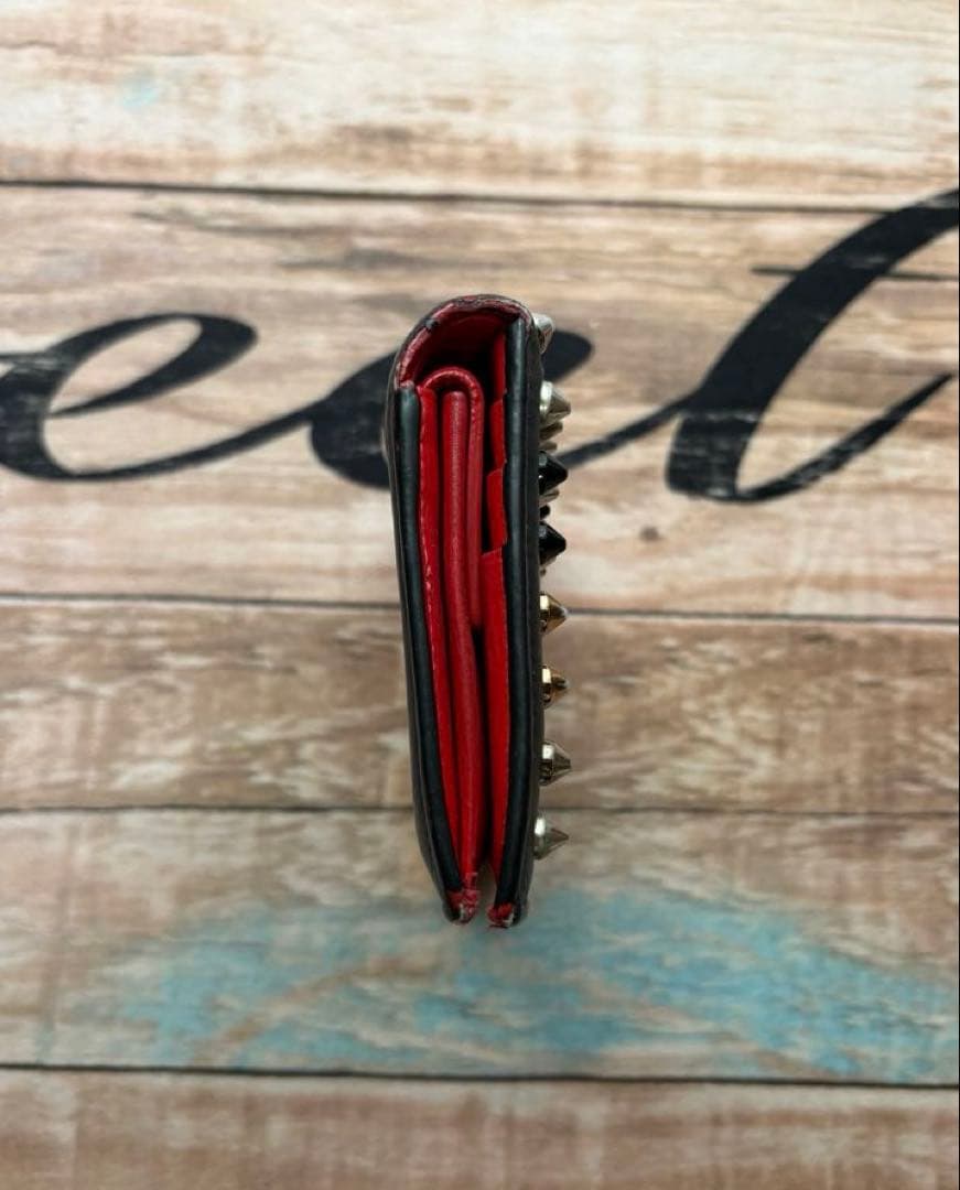 ✨人気✨　ルブタン スタッズ 二つ折り財布 黒 レッド