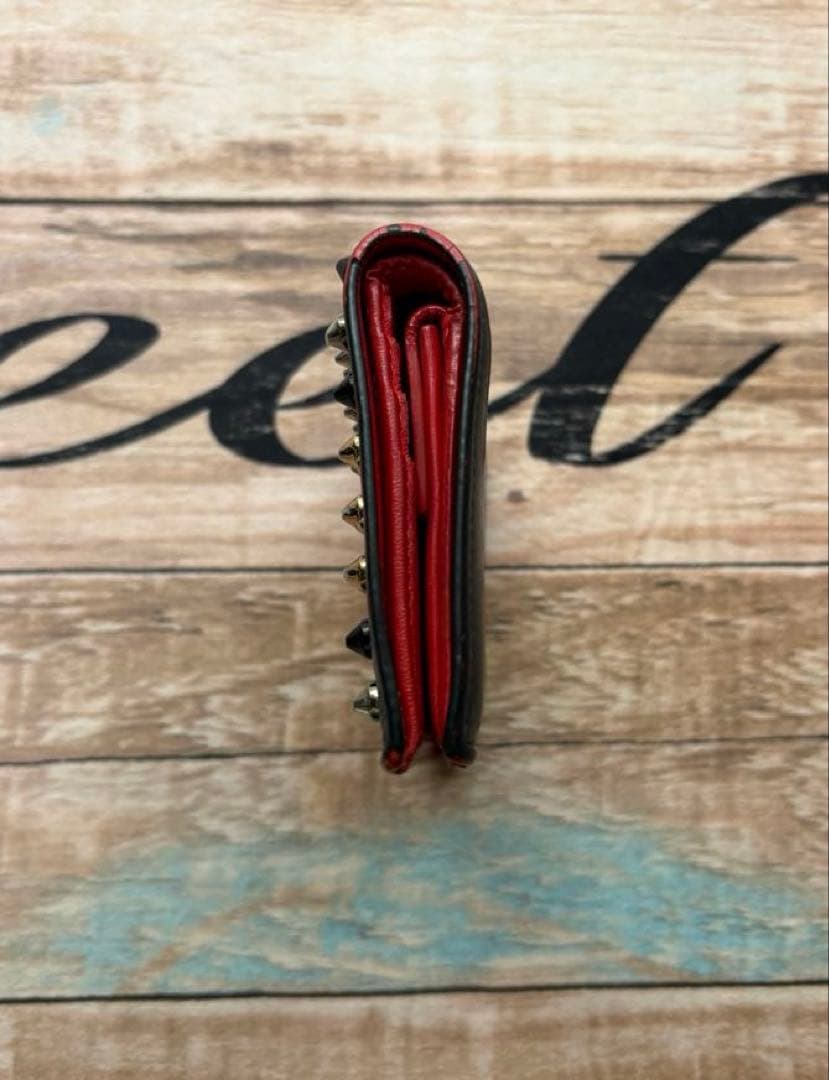 ✨人気✨　ルブタン スタッズ 二つ折り財布 黒 レッド