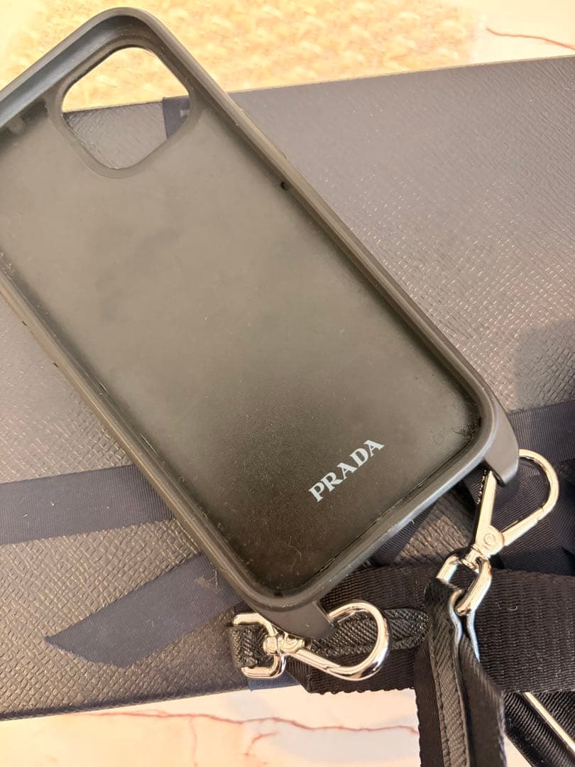 PRADA iPhone用ケース ストラップ付き iPhone14 16e