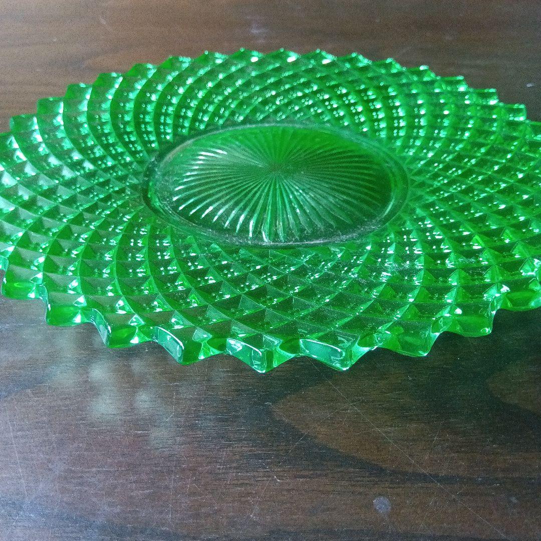 緑色のガラス皿 放射状模様