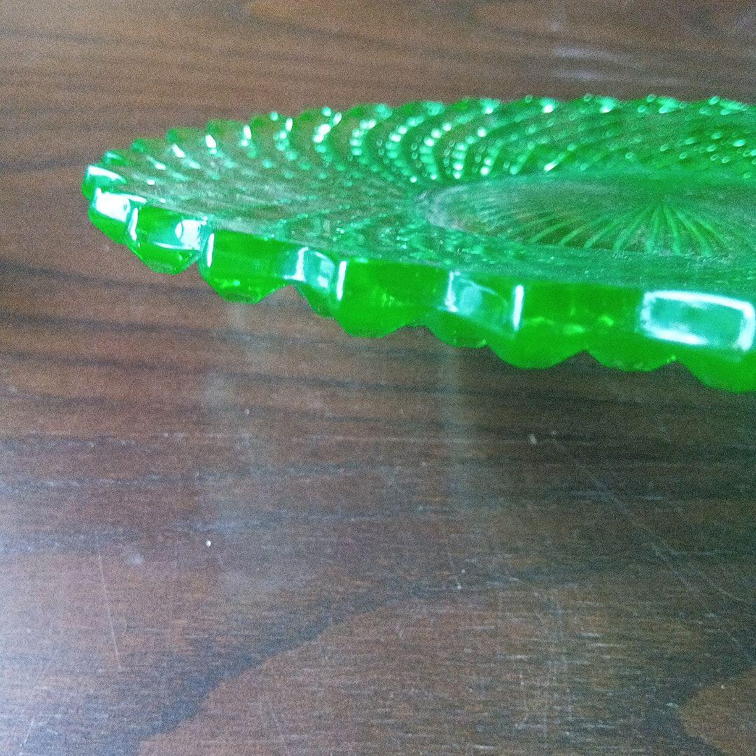 緑色のガラス皿 放射状模様