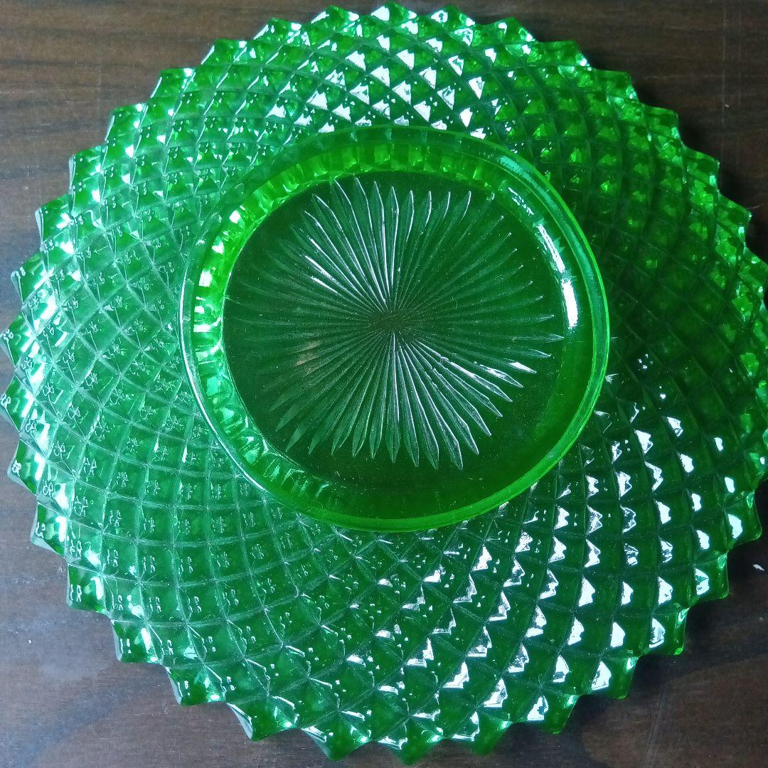 緑色のガラス皿 放射状模様