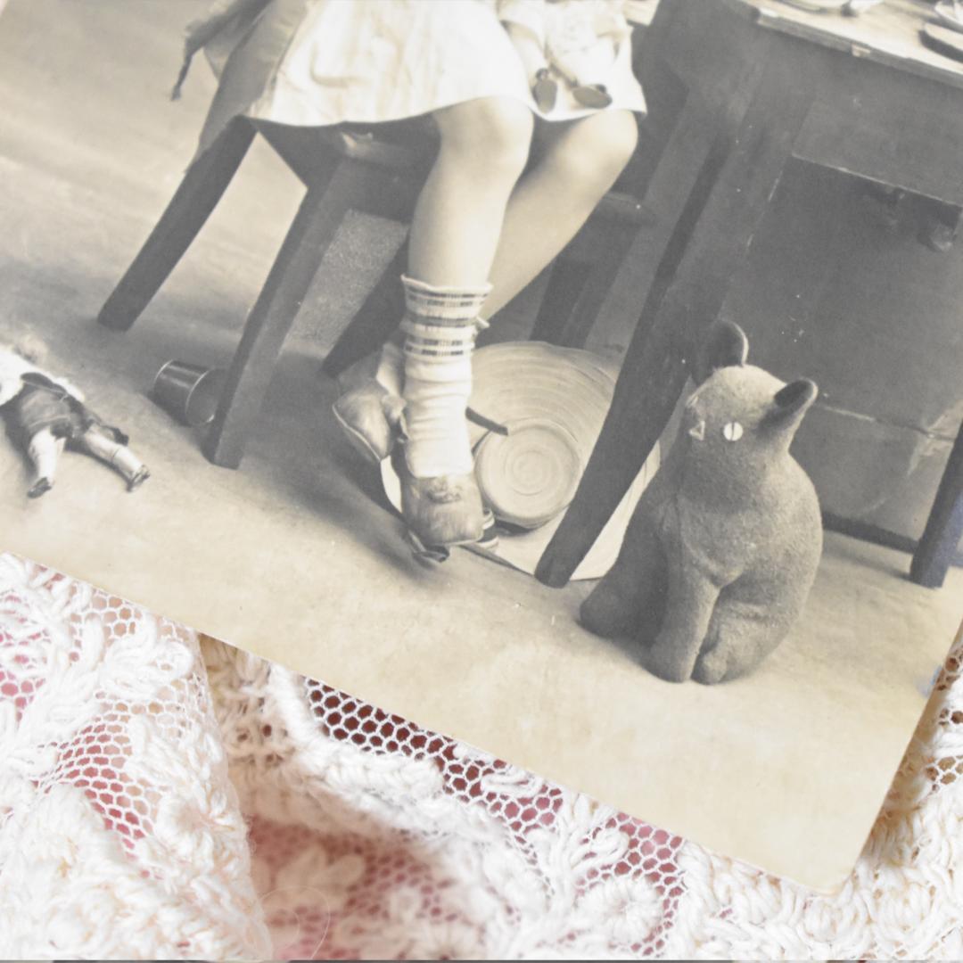 *アンティークポストカード　お人形と猫さんとティータイムの可愛い少女