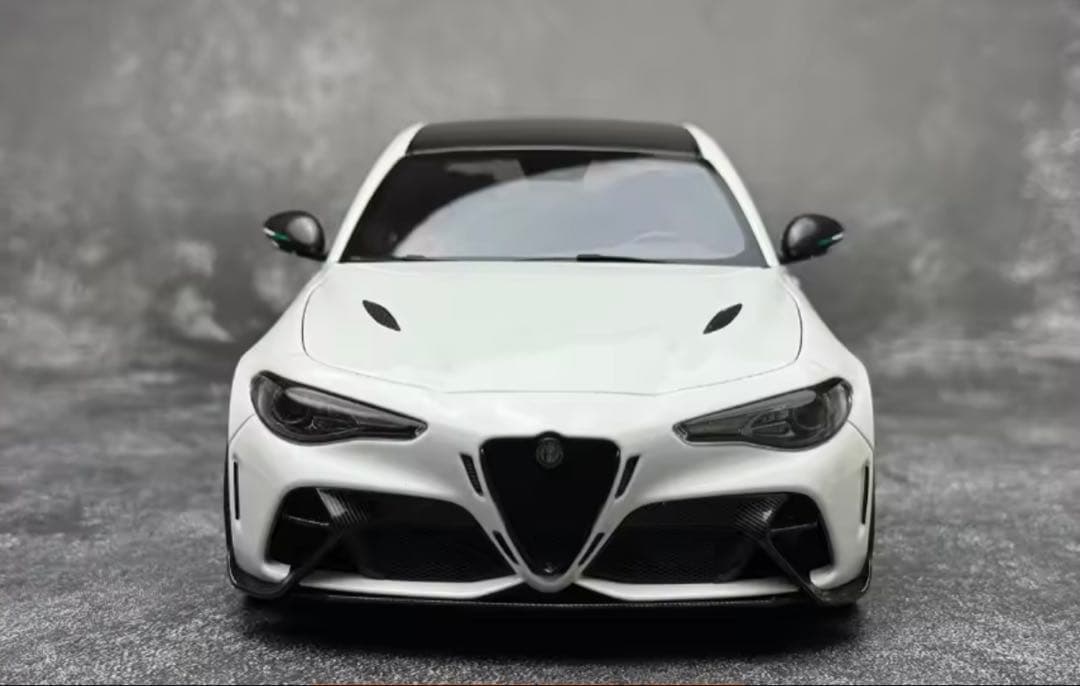 MOTORHELIX Alfa Romeo Giulia 1/18モデルミニカー
