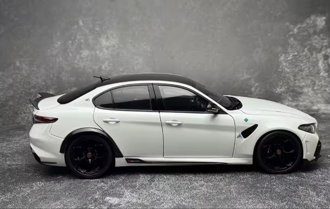 MOTORHELIX Alfa Romeo Giulia 1/18モデルミニカー