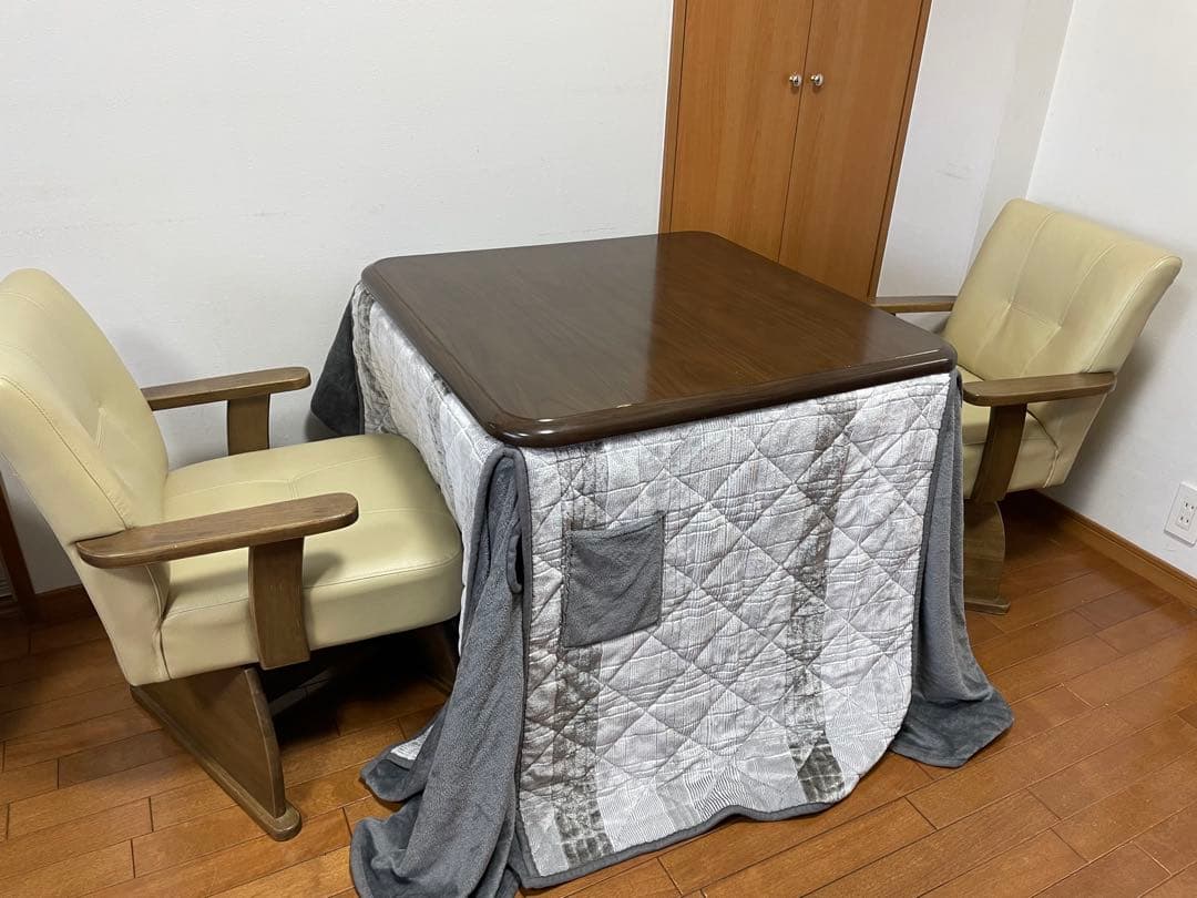 木製正方形テーブルこたつとアーム付きレザー椅子二脚セット布団二枚