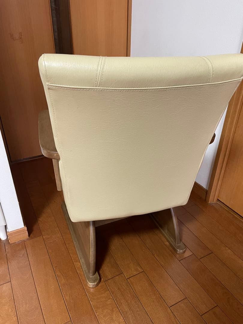 木製正方形テーブルこたつとアーム付きレザー椅子二脚セット布団二枚