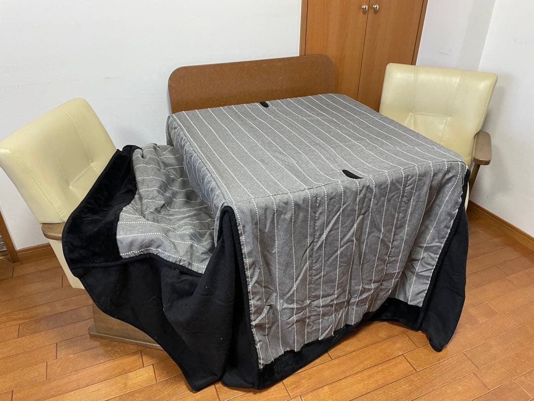 木製正方形テーブルこたつとアーム付きレザー椅子二脚セット布団二枚