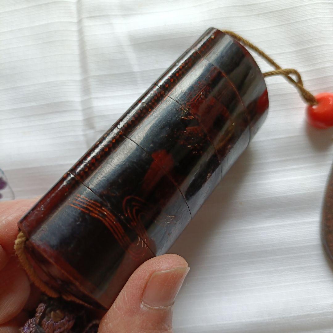 螺鈿細工調の模様あり漆器 印籠　根付珊瑚玉 根付般若彫刻　刀の鍔付き