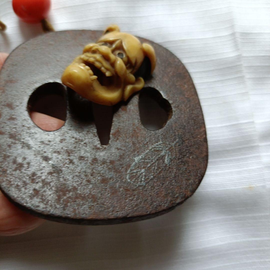 螺鈿細工調の模様あり漆器 印籠　根付珊瑚玉 根付般若彫刻　刀の鍔付き