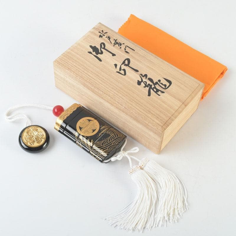 専用　黒漆　三つ葉葵雲波蒔絵　印籠　薬入　根付　緒締め玉　共箱　V9606