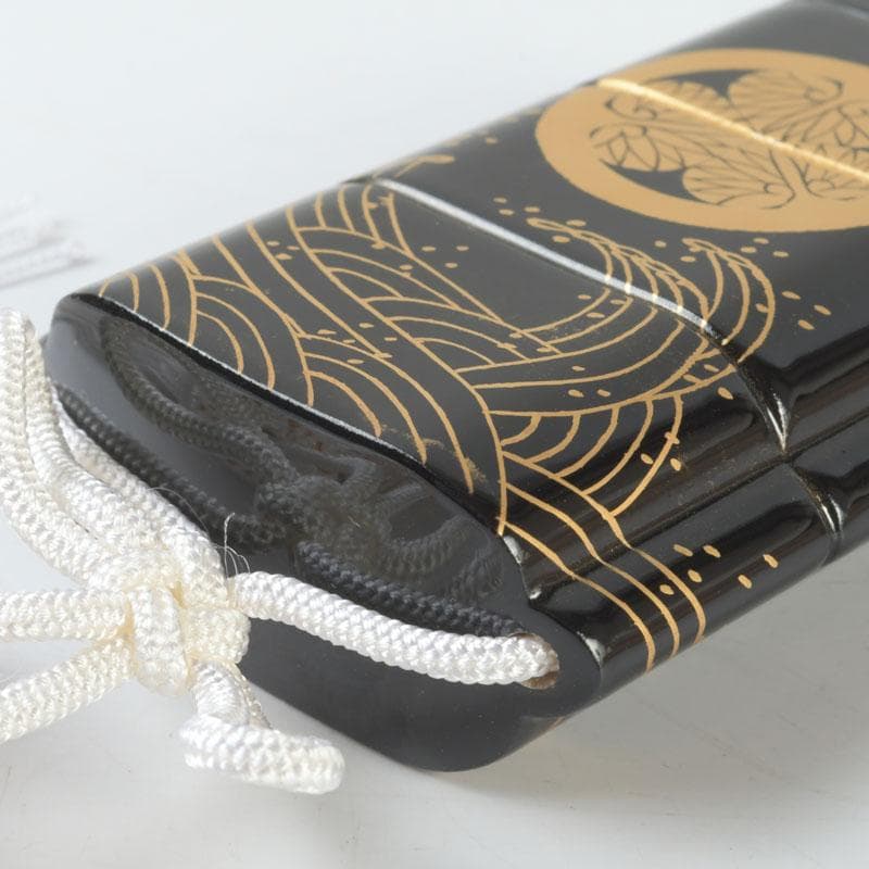 専用　黒漆　三つ葉葵雲波蒔絵　印籠　薬入　根付　緒締め玉　共箱　V9606