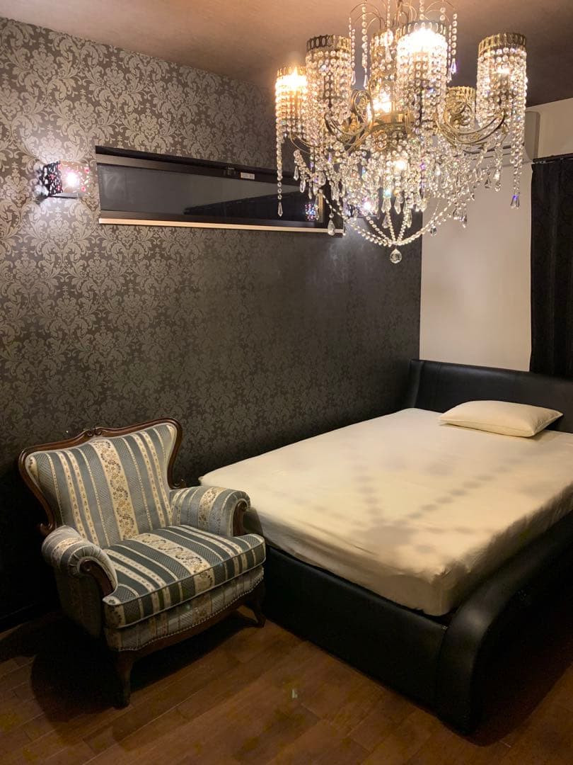 100万　シャンデリア　スワロフスキー　ガラス　ライト　照明　デザイン　おしゃれ