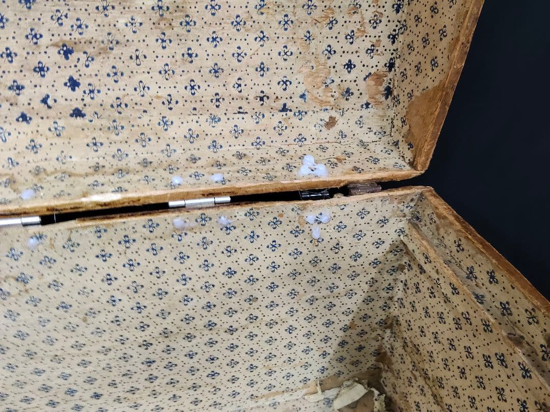 【雰囲気抜群】アンティーク トランク 木箱 ドームトップ 鋲打ち 宝箱 什器