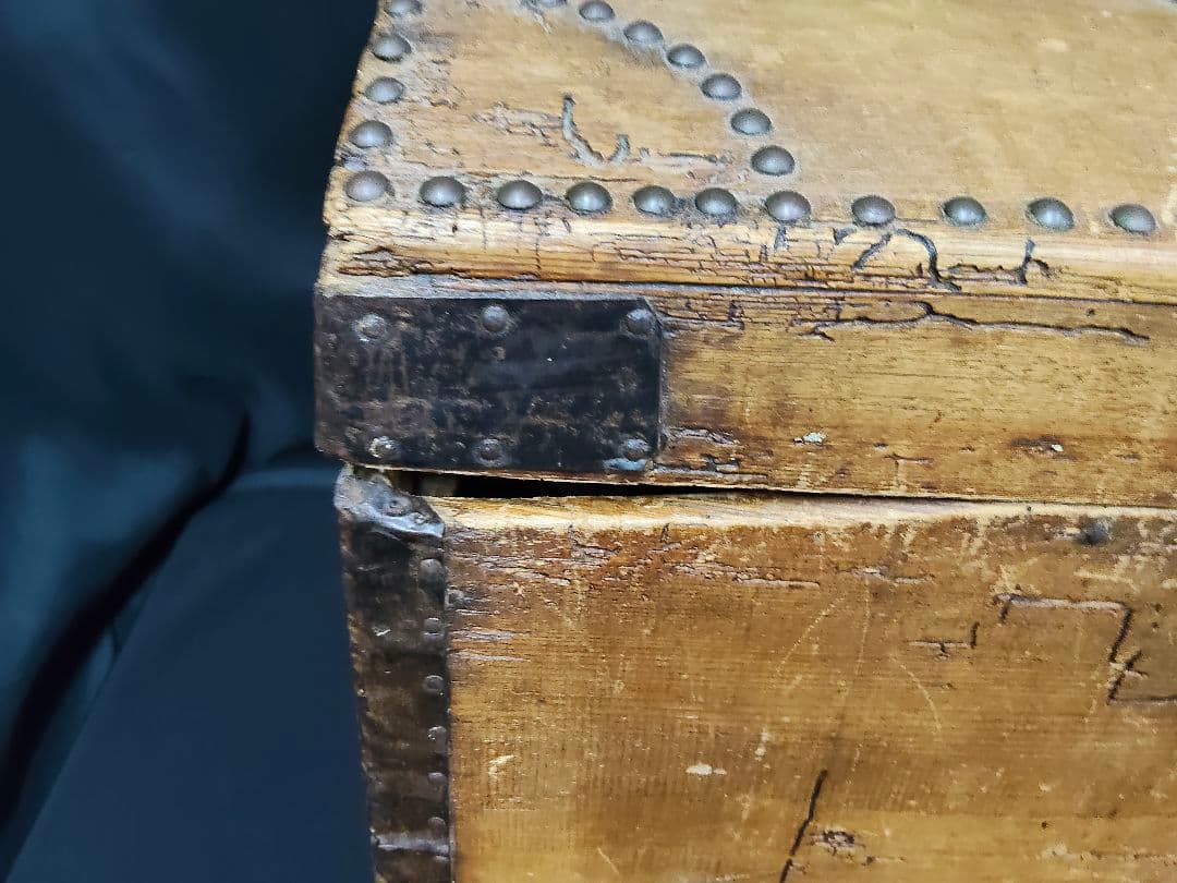 【雰囲気抜群】アンティーク トランク 木箱 ドームトップ 鋲打ち 宝箱 什器