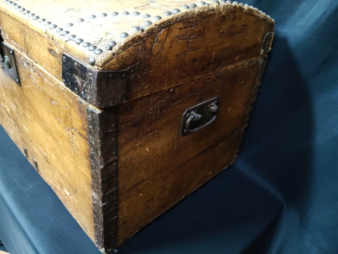 【雰囲気抜群】アンティーク トランク 木箱 ドームトップ 鋲打ち 宝箱 什器