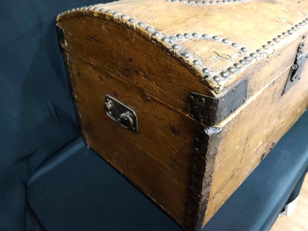 【雰囲気抜群】アンティーク トランク 木箱 ドームトップ 鋲打ち 宝箱 什器