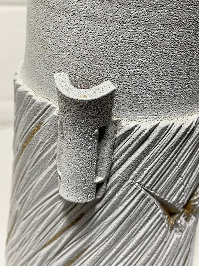 加藤釥　白地金彩蝶文花入