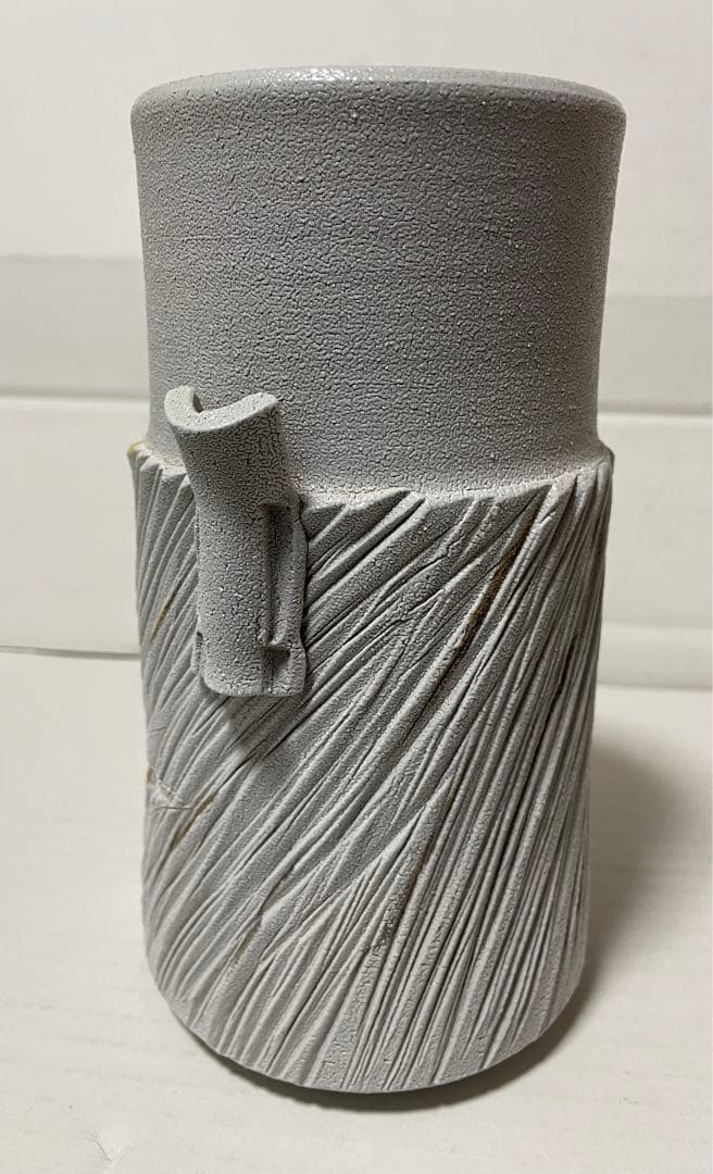 加藤釥　白地金彩蝶文花入