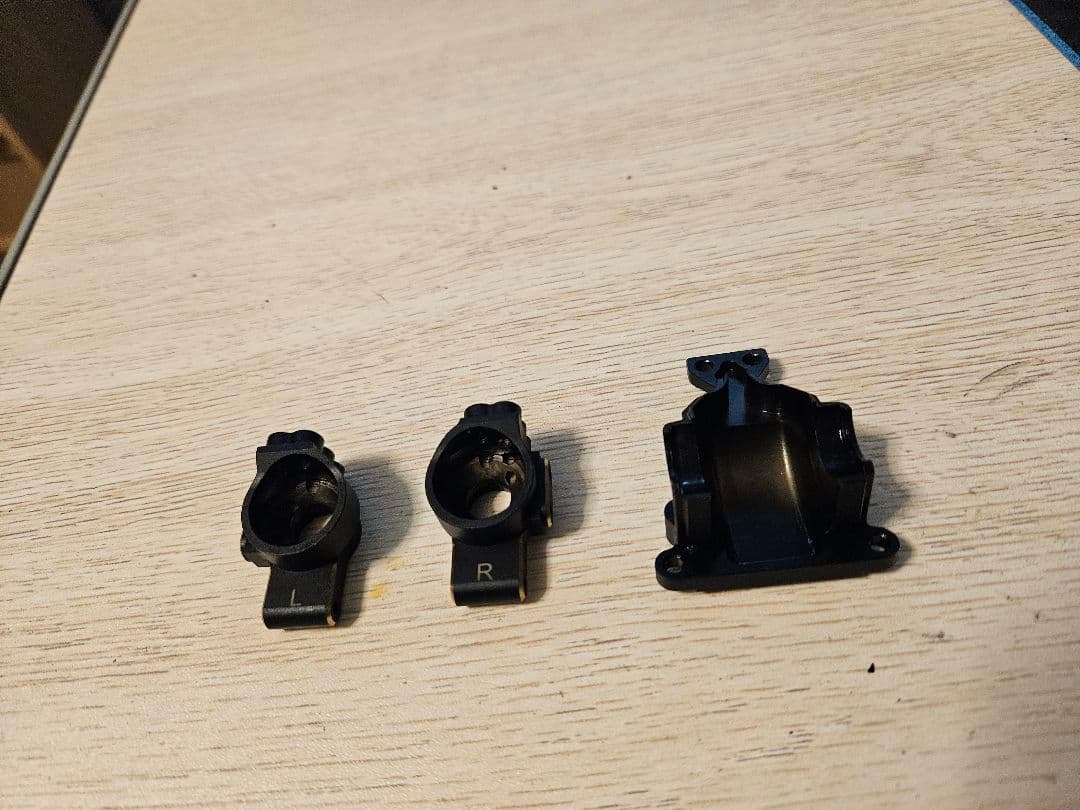 ヨコモ　真鍮　リヤハブキャリアとギヤボックスの後ろふた