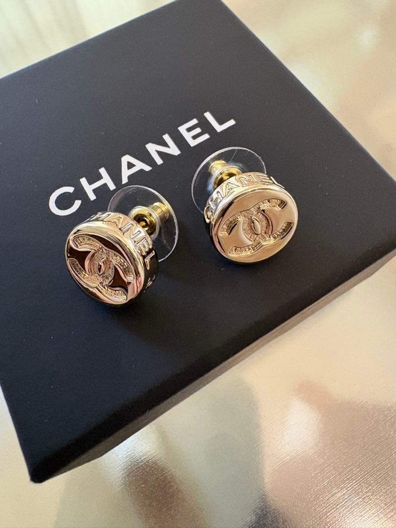 最終値下げ！美品CHANELピアス サークルボタン メタル CCマーク