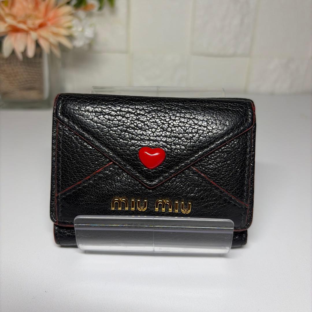 良品 MIUMIU 黒 ラブレター ハート マドラス 折り財布 ミニウォレット