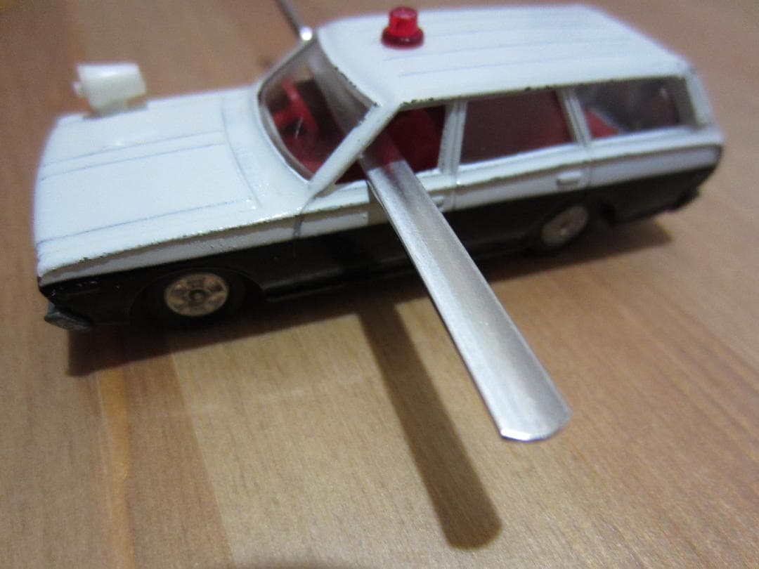 黒箱トミカ／運転席窓開きVer.／日産セドリックバン／パトカー