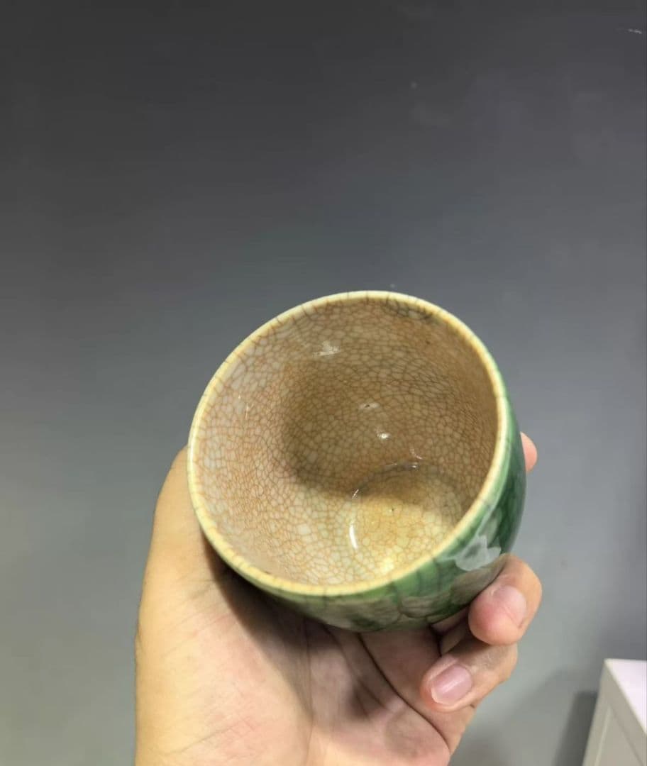 緑色のひび割れ釉の陶器カップ　清国から