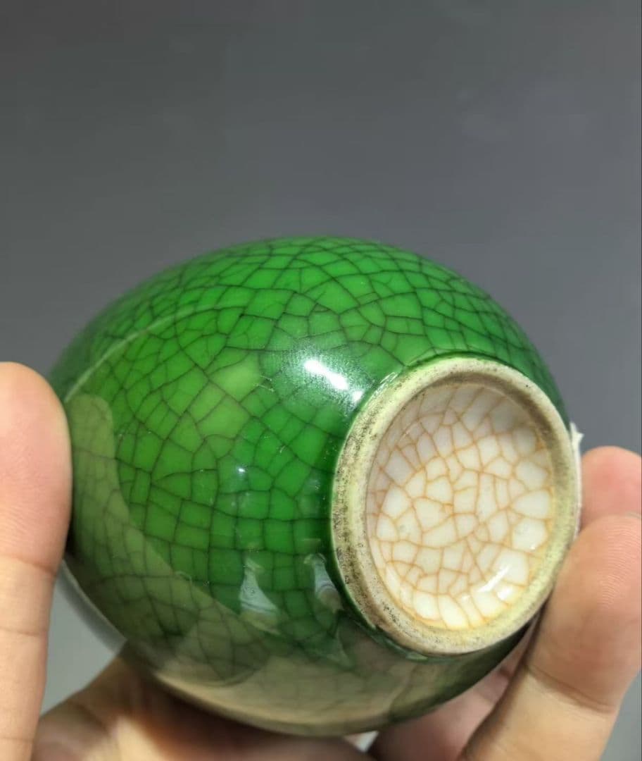 緑色のひび割れ釉の陶器カップ　清国から