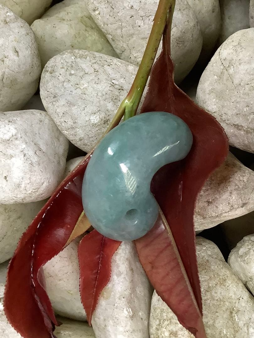 コン沢翡翠青緑抜群の透過　艶照り透過極上‼️糸魚川翡翠勾玉　最高峰の1点鑑別書付